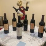 Botellas Temetum sobre mesa con figura de sumiller