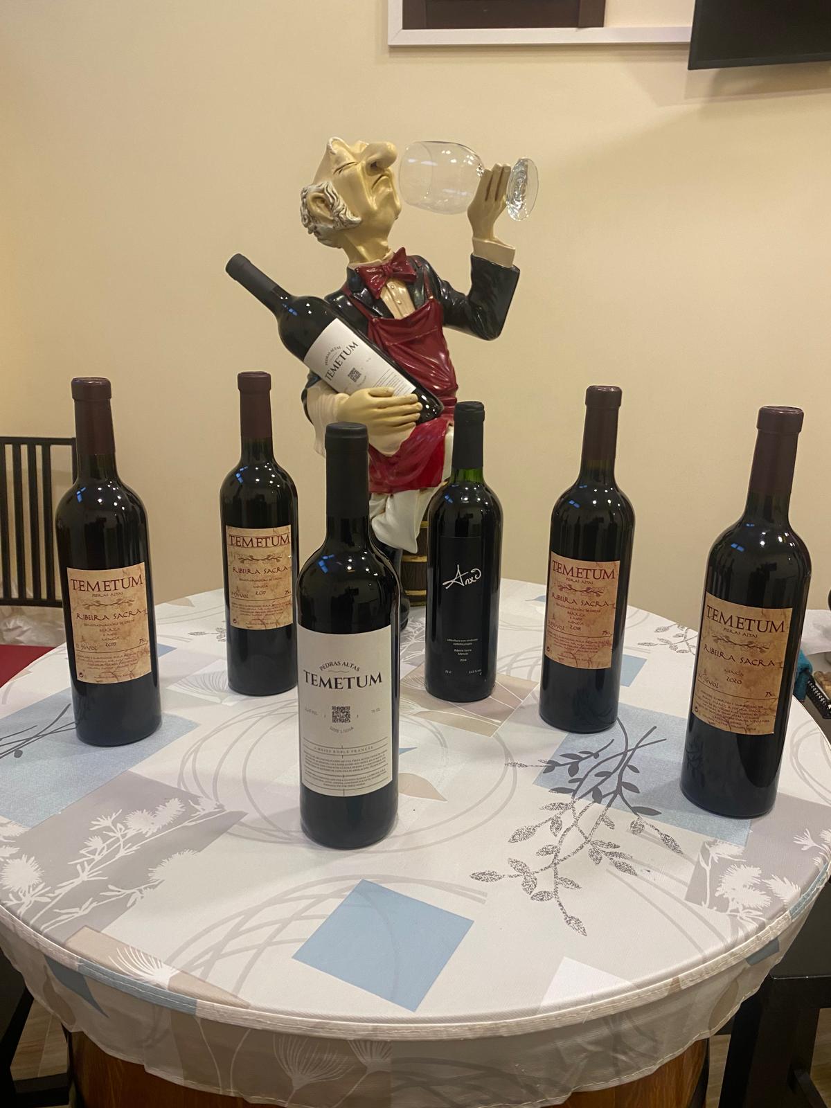 Botellas Temetum sobre mesa con figura de sumiller