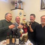 Brindis con cuatro hombres y botellas Temetum