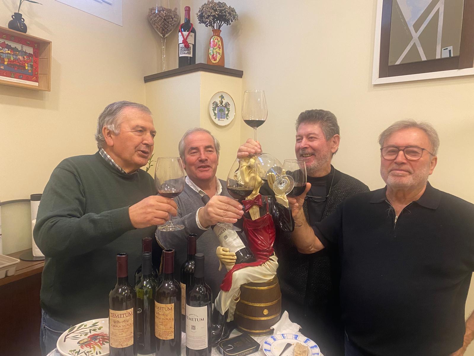 Brindis con cuatro hombres y botellas Temetum
